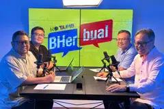 Tetamu Podcast No Tapis BHerbual, Pengarah Pengasas Dialogue Centre Limited, Encik Mohamed Imran Mohamed Taib (dua dari kanan) dan Pengarah Urusan Crescent Law Chambers LLC, Encik Ahmad Nizam Abbas (kanan) berbincang tentang isu kaum, agama dan politik bersama Editor Berita, Encik Nazri Hadi Saparin (dua dari kiri), dan Koresponden Berita Harian, Encik Anwar Saleh (kiri) pada 17 Oktober.