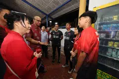 RAIH MANFAAT:  Pasangan adik-beradik, (dari kanan) Nadir Umair Mohd Shaiful dan Nabilah Atiqah Mohd Shaiful berbual dengan Presiden Tharman Shanmugaratnam (dua dari kiri) dan isterinya, Cik Jane Ittogi (kiri), di acara menyambut ulang tahun ke-10 program bola sepak, ‘Saturday Night Lights’, di Stadium Woodlands pada 18 November.
