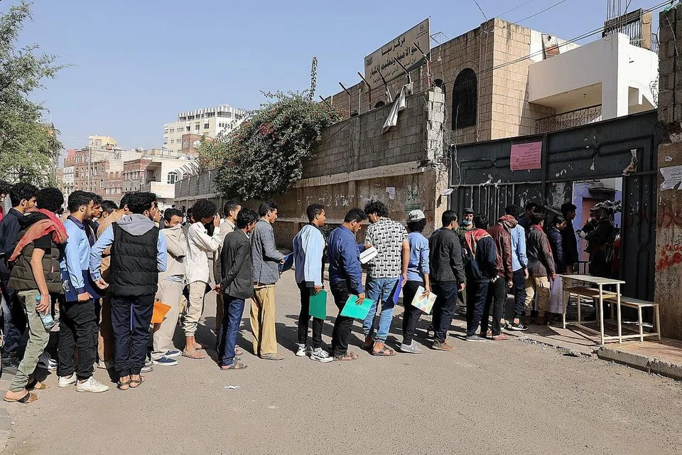 BIMBANG: Pelajar sekolah tinggi beratur untuk memasuki pusat peperiksaan di tengah-tengah kebimbangan mengenai penularan Covid-19 di Sanaa, Yaman. - Foto REUTERS