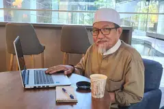 GIGIH BERKARYA: Sasterawan mapan, Encik Jamal Ismail, menghasilkan novel terbaharu, Mustafa: Epik Kerohanian Seorang Kiai, yang berlatar belakangkan peristiwa sejarah pemberontakan askar-askar Sepoi beragama Islam bermazhab Hanafi di Singapura pada 1915. - Foto BH oleh CHAIRUL FAHMY HUSSAINI