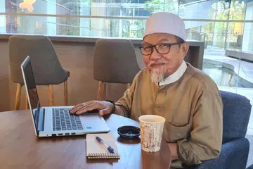 GIGIH BERKARYA: Sasterawan mapan, Encik Jamal Ismail, menghasilkan novel terbaharu, Mustafa: Epik Kerohanian Seorang Kiai, yang berlatar belakangkan peristiwa sejarah pemberontakan askar-askar Sepoi beragama Islam bermazhab Hanafi di Singapura pada 1915. - Foto BH oleh CHAIRUL FAHMY HUSSAINI
