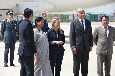 SIDANG PUNCAK G20: Sambutan hangat diberikan semasa ketibaan para pemimpin dunia yang akan menghadiri Sidang Puncak G20 di New Delhi. Kelihatan Perdana Menteri Italy Cik Giorgia Meloni (tengah) disambut  di lapangan terbang New Delhi pada Jumaat. 