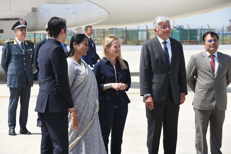 SIDANG PUNCAK G20: Sambutan hangat diberikan semasa ketibaan para pemimpin dunia yang akan menghadiri Sidang Puncak G20 di New Delhi. Kelihatan Perdana Menteri Italy Cik Giorgia Meloni (tengah) disambut  di lapangan terbang New Delhi pada Jumaat. 
