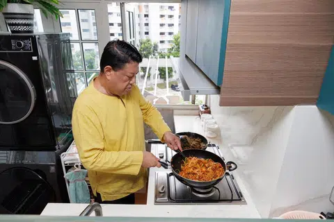 Dikenali sebagai pakar memasak, Encik Aminuddin Md Noor, sentiasa menyiapkan hidangan istimewa buat keluarga tercinta hampir setiap hari.