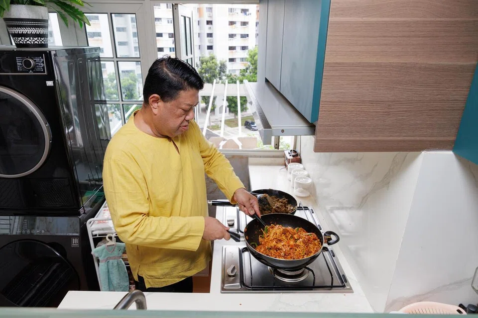 Dikenali sebagai pakar memasak, Encik Aminuddin Md Noor, sentiasa menyiapkan hidangan istimewa buat keluarga tercinta hampir setiap hari.