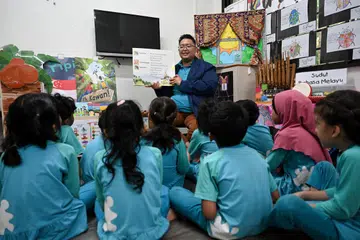 Encik Muhammad Hadi Kamal (tengah)sudah berkecimpung dalam industri pendidikan awal kanak-kanak selama sekitar 10 tahun dan mendapati sikap ibu bapa terhadap guru tadika lelaki telah melalui perubahan, terutama dalam kalangan ibu bapa generasi muda.