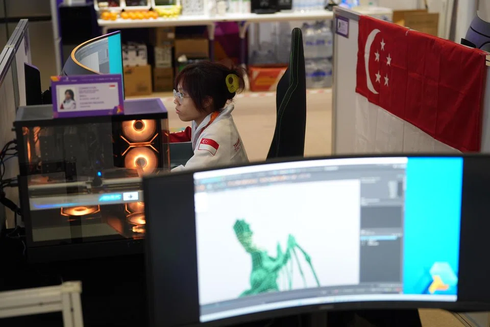 Antara peserta Pertandingan WorldSkills 2026 yang berlangsung di Shanghai, Cik Nur Insyirah Hanna Nor Azhar meraih pingat gangsa bagi bidang Seni Permainan Digital Tiga Dimensi (3D). Skrin komputer melengkung itu memaparkan sebahagian hasil ciptaannya yang melibatkan kemahiran seni digital seperti pemodelan dan tekstur.