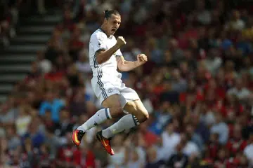 Zlatan Ibrahimovic meraikan gol ketiga Manchester United yang dijaringkannya dalam kemenangan 3-1 ke atas Bournemouth pada Ahad (14 Ogos). 