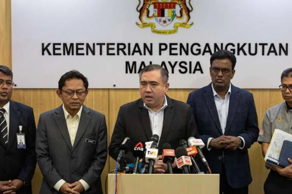 Menteri Pengangkutan Malaysia, Encik Anthony Loke (tengah), memaklumkan bahawa mesyuarat Jemaah Menteri pada 13 Disember bersetuju secara prinsip untuk menerima tawaran syarikat dari Britain, Ocean Infinity, bagi meneruskan operasi pencarian dasar dalam usaha mengesan bangkai pesawat MH370.