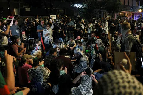 Konvensyen Nasional Demokrat berhadapan bantahan pro-Palestin yang diadakan setiap hari di Chicago. Berpuluh-puluh tangkapan dibuat sepanjang minggu.