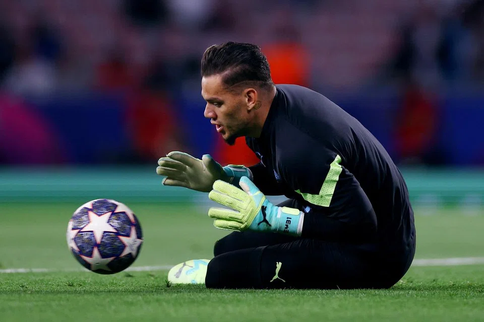 ANTARA YANG HEBAT: Penjaga gawang Manchester City masa kini, Ederson, memperolehi lima pingat EPL.