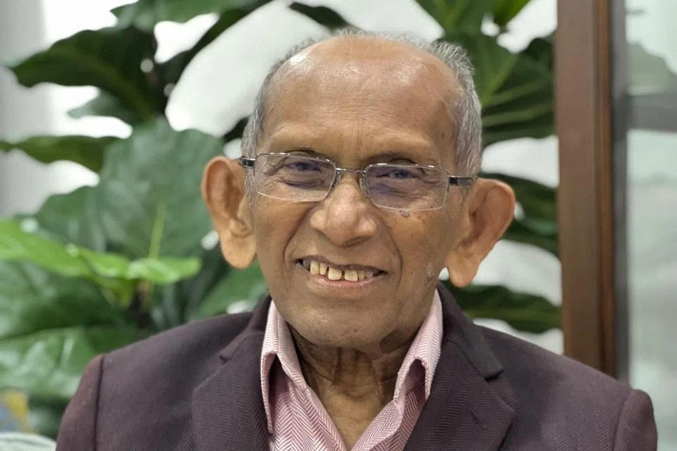 JASA DAN SUMBANGAN DIKENANG: DPM Wong mengucapkan tahniah dan berbual dengan penerima Anugerah Jauhari Sepanjang Hayat, Encik Yusnor (atas), menerusi panggilan video. Encik Yusnor tidak hadir kerana kurang sihat, dan diwakili anaknya, Cik Reeta (di sebelah DPM Wong). - Foto BH oleh NUR DIYANA TAHA