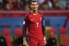 BATALKAN HASRAT: Pengurus Manchester United, Jose Mourinho, telah membatalkan hasratnya mendapatkan semula bintang Portugal Cristiano Ronaldo (atas) kerana 'kesukaran ekonomi'. - Foto AFP