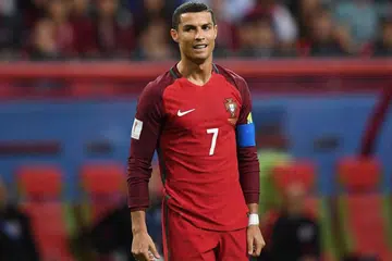 BATALKAN HASRAT: Pengurus Manchester United, Jose Mourinho, telah membatalkan hasratnya mendapatkan semula bintang Portugal Cristiano Ronaldo (atas) kerana 'kesukaran ekonomi'. - Foto AFP