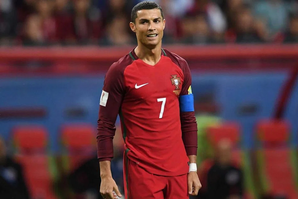 BATALKAN HASRAT: Pengurus Manchester United, Jose Mourinho, telah membatalkan hasratnya mendapatkan semula bintang Portugal Cristiano Ronaldo (atas) kerana 'kesukaran ekonomi'. - Foto AFP