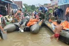 BANTU MANGSA BANJIR: Anggota pasukan Tentera Nasional Indonesia (TNI) membantu mangsa banjir yang melanda Kabupaten Musi Rawas Utara (Muratara) di Sumatera Selatan pada 15 Januari.
