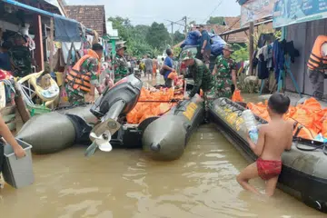 BANTU MANGSA BANJIR: Anggota pasukan Tentera Nasional Indonesia (TNI) membantu mangsa banjir yang melanda Kabupaten Musi Rawas Utara (Muratara) di Sumatera Selatan pada 15 Januari.