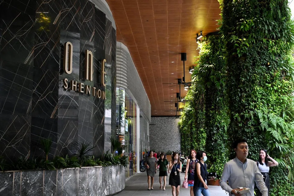KEBUN MENEGAK: Projek perumahan privet One Shenton merupakan salah satu penerima Skim Insentif Skyrise Greenery oleh Nparks.