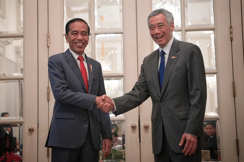 BAKAL BERTEMU SEMULA SELEPAS TIGA TAHUN: Kali terakhir Perdana Menteri Encik Lee Hsien Loong (kanan) bertemu dengan Presiden Joko Widodo adalah semasa Rahat Pemimpin pada 2019 di Singapura. Mereka akan bertemu sekali lagi di Bintan Selasa ini. - Foto FAIL