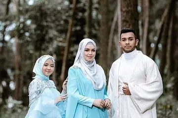 WAKIL SINGAPURA: Taufik Batisah (kanan) teruja mewakili Singapura dalam projek kerjasama lagu Lebaran, Ikhlas, yang turut menampilkan (dari kiri) Nissa Sabyan dari Indonesia dan Datuk Seri Siti Nurhaliza dari Malaysia. - Foto UNIVERSAL MUSIC