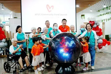 Setiausaha Agung NTUC, Encik Ng Chee Meng (lima dari kanan) menerima undangan Perdana Menteri, Encik Lawrence Wong untuk menyertai Kabinet.