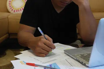 LANGKAH DIPERKETAT: Mereka yang memiliki hutang tanpa jaminan yang tertunggak melebihi 12 kali gaji bulanan mereka akan menerima surat amaran atau pesanan teks daripada institusi kewangan mereka mulai 1 Jun ini. Langkah ini bertujuan menolong individu yang mempunyai hutang yang banyak daripada terus berhutang berlebihan, kata Penguasa Kewangan Singapura (MAS). - Foto fail hiasan