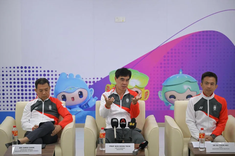 TUTUP TIRAI: Sidang media bagi menutup kempen atlet Singapura di Sukan Asia Hangzhou pada Sabtu dihadiri (dari kiri) Setiausaha Agung Majlis Olimpik Kebangsaan Singapura (SNOC), Encik Chris Chan; chef-de-mission Singapura di Sukan Asia 2023, Dr Koh Koon Teck; dan ketua Insititut Sukan Singapura (SSI), Dr Su Chun Wei. 