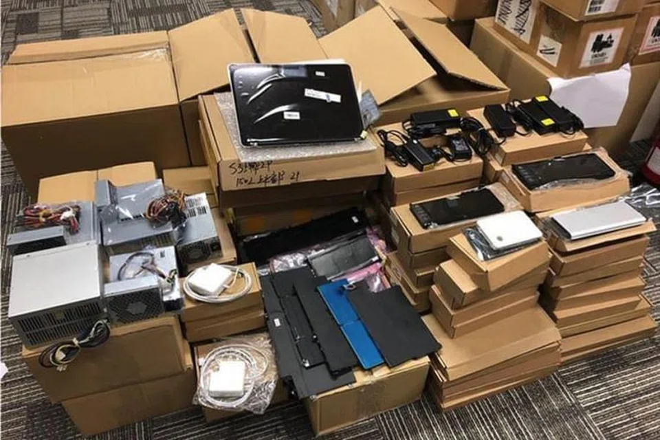 Kira-kira 6,000 produk melanggar cap perdagangan seperti penyesuai (adaptor) kuasa komputer riba, bateri, skrin LCD, unit bekalan kuasa, kabel dan fon telinga disita dalam operasi polis pada Selasa, 14 Ogos. 