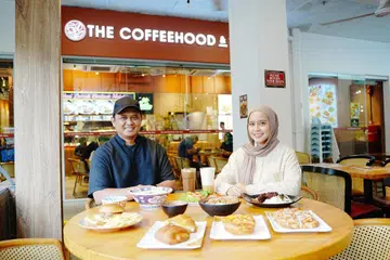 Pengurus The Coffeehood & Tea Hall, Encik Nuh Mohd bersama anggota pasukan pemasaran, Cik Amira Ramlan, berharap konsep kedai kopi berhawa dingin yang menghimpunkan pelbagai jenama makanan halal tempatan di bawah satu bumbung dapat menawarkan lebih banyak pilihan kepada penduduk Sengkang dan sekitarnya.