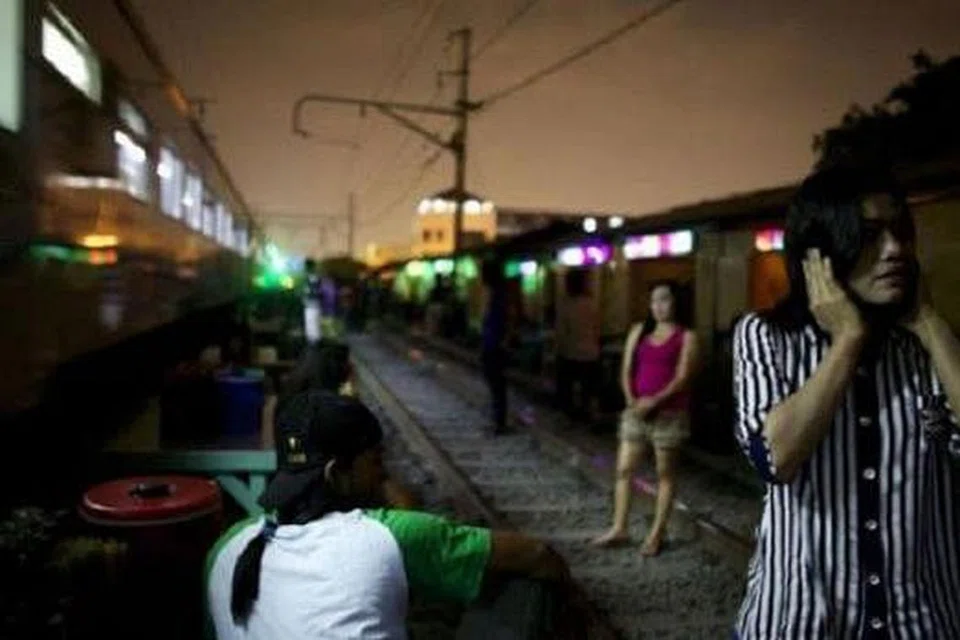 KUPU-KUPU MALAM: Akhbar tempatan Indonesia melaporkan aktiviti pelacuran mungkin akan dibenarkan di beberapa buah kawasan di Jakarta sebagai usaha mengawal kegiatan pelacuran secara haram yang berlaku di bilik sewa dan apartmen. - Foto mStar Online