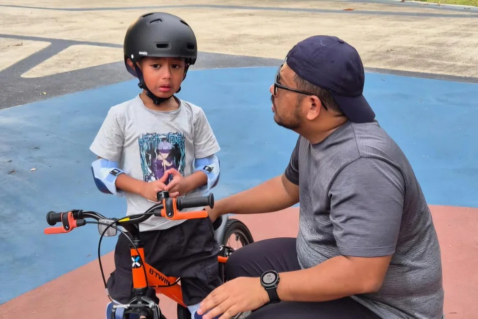 Azam Syukri Anwar (kiri), enam tahun, sedih dan patah semangat kerana berkali-kali terjatuh semasa belajar untuk mengayuh basikal.