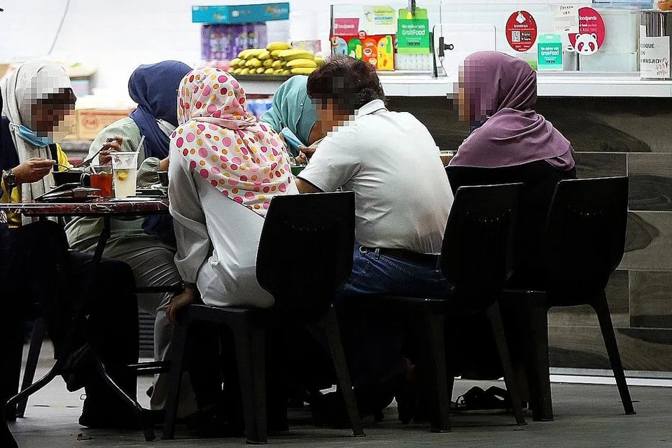 DIDAKWA SEBAR AJARAN SESAT: Dalam laporan media yang diterbitkan pada 9 November, seorang lelaki didakwa menyebar ajaran sesat dan mengaku dirinya 'nabi'. Bekas tukang urut berusia 50-an tahun itu juga dilaporkan telah menjalani 'nikah batin' bersama lima wanita, yang meninggalkan suami mereka. - Foto fail