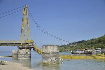 KABEL TERPUTUS: Ketika kejadian terdapat kira-kira 100 orang sedang melintasi jambatan yang menghubungkan Pulau Nusa Ceningan dan Nusa Penida. - Foto AFP