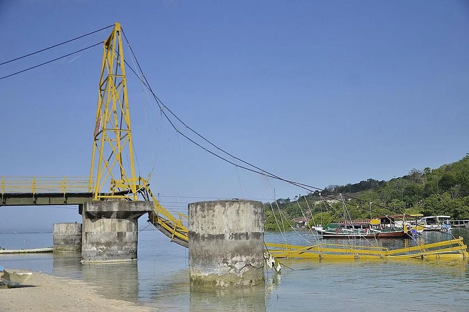 KABEL TERPUTUS: Ketika kejadian terdapat kira-kira 100 orang sedang melintasi jambatan yang menghubungkan Pulau Nusa Ceningan dan Nusa Penida. - Foto AFP