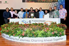 Perdana Menteri, Encik Lawrence Wong (enam dari kiri), melancarkan buku ulang tahun kelima M³ bertajuk ‘Realising The Vision of A Community: The M³ Journey’ di Forum M³ pada 10 November. Bersama beliau ialah (dari kiri) AP GRC Bishan-Toa Payoh, Encik Saktiandi Supaat; AP GRC Marine Parade, Encik Mohd Fahmi Aliman; Menteri Negara (Penerangan dan Pembangunan Digital merangkap Kesihatan), Cik Rahayu Mahzam; Menteri Negara Kanan (Pertahanan merangkap Tenaga Manusia), Encik Zaqy Mohamad; Menteri Bertanggungjawab bagi Ehwal Masyarakat Islam, Encik Masagos Zulkifli Masagos Mohamad; Menteri di Pejabat Perdana Menteri, Dr Mohd Maliki Osman; Menteri Negara (Ehwal Dalam Negeri merangkap Pembangunan Negara), Profesor Madya Dr Muhammad Faishal Ibrahim; AP GRC Sembawang, Cik Mariam Jaafar; AP GRC Chua Chu Kang, Encik Zhulkarnain Abdul Rahim; AP GRC Jalan Besar, Dr Wan Rizal Wan Zakariah; dan AP GRC Pasir Ris-Punggol, Encik Sharael Taha.