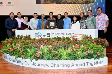 Perdana Menteri, Encik Lawrence Wong (enam dari kiri), melancarkan buku ulang tahun kelima M³ bertajuk ‘Realising The Vision of A Community: The M³ Journey’ di Forum M³ pada 10 November. Bersama beliau ialah (dari kiri) AP GRC Bishan-Toa Payoh, Encik Saktiandi Supaat; AP GRC Marine Parade, Encik Mohd Fahmi Aliman; Menteri Negara (Penerangan dan Pembangunan Digital merangkap Kesihatan), Cik Rahayu Mahzam; Menteri Negara Kanan (Pertahanan merangkap Tenaga Manusia), Encik Zaqy Mohamad; Menteri Bertanggungjawab bagi Ehwal Masyarakat Islam, Encik Masagos Zulkifli Masagos Mohamad; Menteri di Pejabat Perdana Menteri, Dr Mohd Maliki Osman; Menteri Negara (Ehwal Dalam Negeri merangkap Pembangunan Negara), Profesor Madya Dr Muhammad Faishal Ibrahim; AP GRC Sembawang, Cik Mariam Jaafar; AP GRC Chua Chu Kang, Encik Zhulkarnain Abdul Rahim; AP GRC Jalan Besar, Dr Wan Rizal Wan Zakariah; dan AP GRC Pasir Ris-Punggol, Encik Sharael Taha.