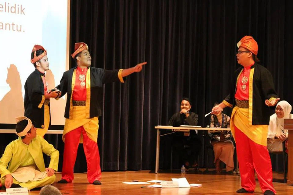 SEMPENA ULANG TAHUN KE-20 PESTA PANTUN: Tahun ini, Persatuan Bahasa Melayu Universiti Nasional Singapura (PBMUKS) juga memainkan peranan melestarikan budaya pantun menerusi pertandingan Pesta Pantun. Malah, pertandingan anjuran PBMUKS itu juga menyambut ulang tahun ke-20 tahun ini. - Foto PBMUKS