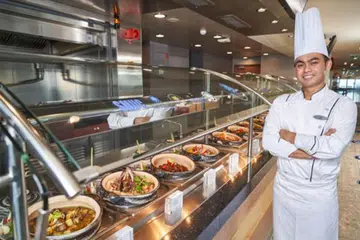 STANDARD HALAL DIJAGA DENGAN KETAT: Cef Sous Md Nasir Hamid berkata tetamu Muslim tidak perlu rasa was-was tentang makanan halal yang disajikan di restoran The Lido di atas kapal pelayaran Dream Cruise. - Foto WORLD DREAM 