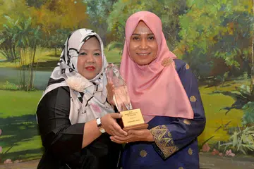 SUMBANGAN DISANJUNG: Kerja keras para guru ini diiktiraf apabila Cik Juliana Johari (kanan) meraih Anugerah Presiden bagi Guru-Guru 2016. Bersamanya ialah finalis, Cik Samsiah Mohamed Diah. - Foto M.O. SALLEH