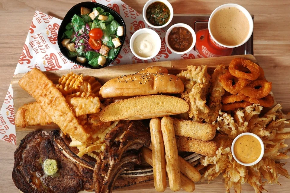 Bagi mereka yang gemar makan beramai-ramai, ‘Set Carnivore’ berharga $228, adalah pilihan terbaik untuk dikongsi bersama rakan atau anggota keluarga. Ia mengandungi ‘Stik Tomahawk’, filet ikan hoki, salad ‘Caesar’, serta King’s Sauce dengan tiga sos khas (‘chimichurri’, ‘King’s Ranch’, ‘brown sauce’), sotong goreng ‘calamari’, ‘Blooming Onion’, sosej ayam herba salai, ‘Mozzarella Dippers’, kepingan ayam tanpa tulang, ‘King’s Chicken’, roti bakar mentega dan ‘lamb rack’. 