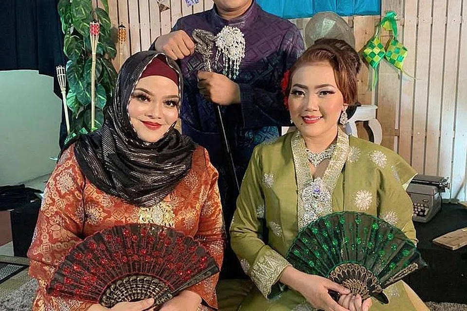 BERGABUNG: Diana Nazyra (duduk di kiri) sebagai penggubah dan penulis lirik lagu Trio Beraya, kagumi kesungguhan Rosalina Musa (kanan) menyanyi biarpun belum pulih sepenuhnya daripada pembedahan saraf tunjang. Dhwan Abu (berdiri) adalah sahabat mereka yang turut mejayakan lagu itu. - Foto ihsan DIANA NAZYRA