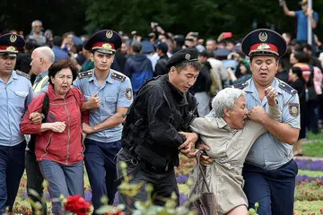 DITAHAN: Polis Kazakhstan menahan ratusan penunjuk perasaan pembangkang ketika pilihan raya untuk memilih presiden baru pertama dalam tempoh 30 tahun di Almaty, Kazakhstan, yang dimenangi Encik Kassym Jomart-Tokayev. - Foto-foto REUTERS