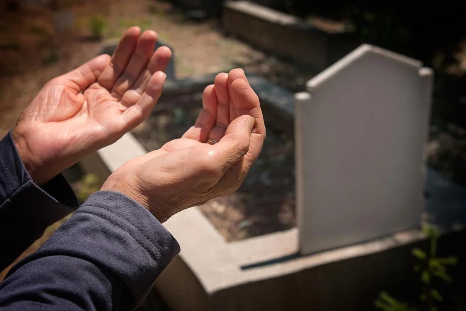 Setiap kali dikhabarkan berita kematian, kita disunatkan mengucapkan lafaz “innalillah wa inna ilaihi rajiun”, yang bererti “sesungguhnya setiap perkara milik Allah swt, dan kepada Allah swt kami kembali”. Ucapan ini menggambarkan kefahaman bahawa setiap manusia itu tidak terlepas daripada kematian dan sesungguhnya kematian adalah  realiti dan melafazkannya adalah bagi merakamkan hakikat hubungan kita dengan Allah swt.