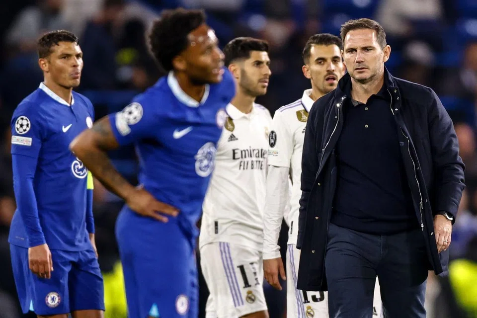 KECEWA: Frank Lampard (kanan) meninggalkan padang dengan kecewa selepas Chelsea tewas kepada Real Madrid. 