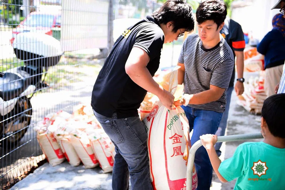 Memupuk sifat ihsan dapat mengeratkan silaturahim sesama manusia dengan tidak bersikap mementingkan diri sendiri.