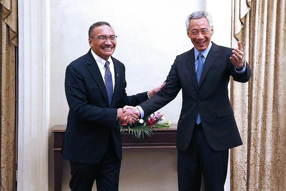 PERKUKUH HUBUNGAN: Beberapa pemimpin yang berada di Singapura bagi acara Dialog Shangri-La termasuk Menteri Pertahanan Indonesia, Encik Prabowo Subianto Menteri Kanan Pertahanan Malaysia, Datuk Seri Hishammuddin Tun Hussein (kiri); dan Timbalan Perdana Menteri Qatar Dr Khalid Al-Attiya; yang turut menemui Perdana Menteri Encik Lee Hsien Loong dalam beberapa hari lalu. 