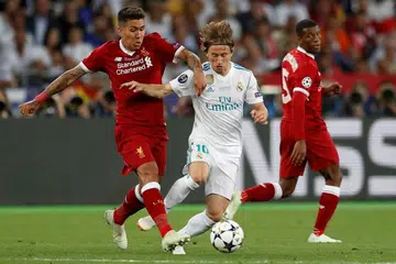 MAIN DI PADANG SENDIRI: Pemain Liverpool Roberto Firminho (kiri) beraksi bersama Luka Modric dari Real Madrid (kanan)dalam perlawanan di Kiev, Ukraine pada Mei 2018. - Foto REUTERS