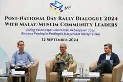 Panelis Dialog Pasca Rapat Umum Hari Kebangsaan (NDR) M³, (dari kiri) Menteri Negara (Ehwal Dalam Negeri merangkap Pembangunan Negara), Profesor Madya Dr Muhammad Faishal Ibrahim; Menteri Pembangunan Sosial dan Keluarga merangkap Menteri Bertanggungjawab bagi Ehwal Masyarakat Islam, Encik Masagos Zulkifli Masagos Mohamad; dan Anggota Parlimen (AP) GRC Bishan-Toa Payoh, Encik Saktiandi Supaat; mendengar perkara yang dikemukakan oleh para peserta di Wisma Geylang Serai pada 12 September.