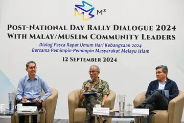 Panelis Dialog Pasca Rapat Umum Hari Kebangsaan (NDR) M³, (dari kiri) Menteri Negara (Ehwal Dalam Negeri merangkap Pembangunan Negara), Profesor Madya Dr Muhammad Faishal Ibrahim; Menteri Pembangunan Sosial dan Keluarga merangkap Menteri Bertanggungjawab bagi Ehwal Masyarakat Islam, Encik Masagos Zulkifli Masagos Mohamad; dan Anggota Parlimen (AP) GRC Bishan-Toa Payoh, Encik Saktiandi Supaat; mendengar perkara yang dikemukakan oleh para peserta di Wisma Geylang Serai pada 12 September.