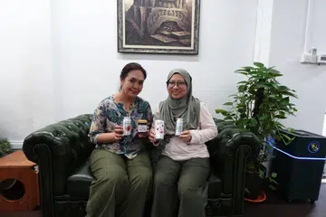 Penolong Naib Presiden (AVP), Jabatan Jualan, Herbal Pharm, Cik Fadilah Din (kanan), bersama AVP Jabatan Pemasaran, Cik Diana Khalid, memastikan produk makanan tambahan Herbal Pharm dihasilkan secara selamat serta memenuhi piawaian mutu untuk kegunaan orang ramai. 